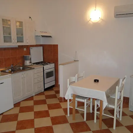 Rube 3 Fuer 4 Personen By Interhome Primosten