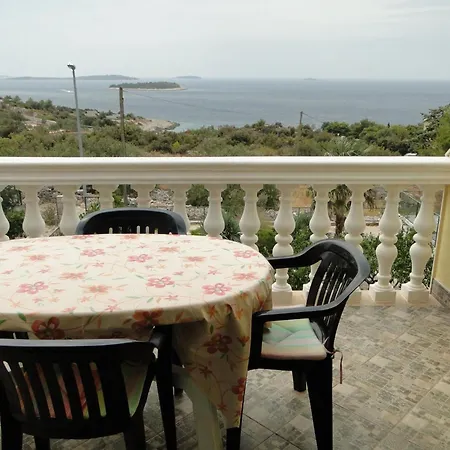 Rube 3 Fuer 4 Personen By Interhome Primošten