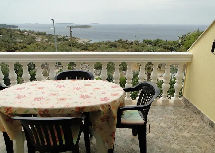 Rube 3 Fuer 4 Personen By Interhome Primošten